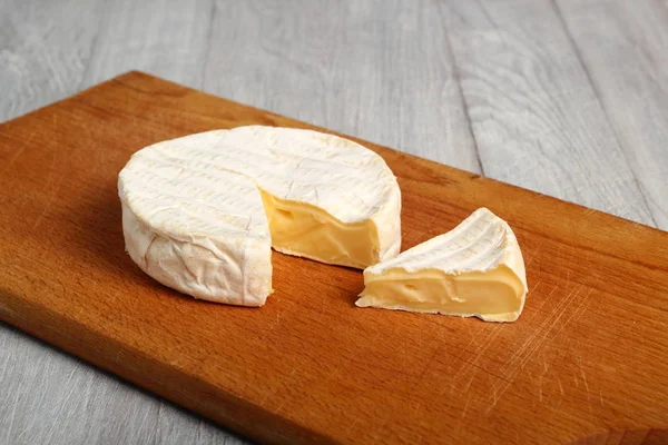 Queso Camembert Fresco Sabroso —  Fotos de Stock