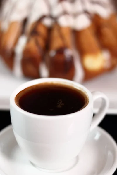 コーヒー カップと砂糖のアイシングでケーキ — ストック写真