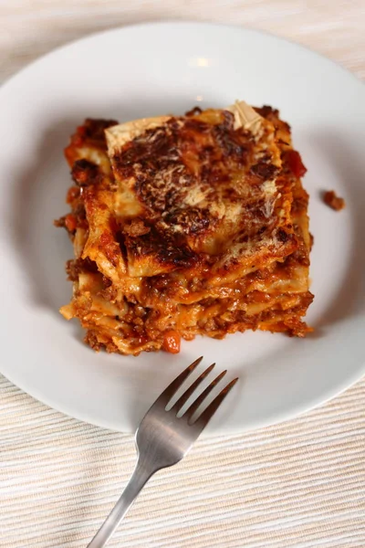 Maukas Lasagne Bolognese Lautasella — kuvapankkivalokuva