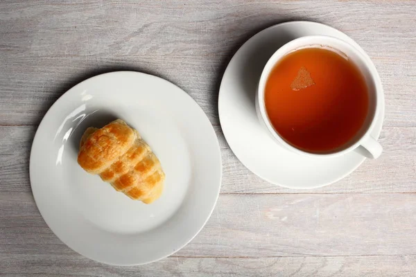 一杯のお茶とクリーム角 — ストック写真
