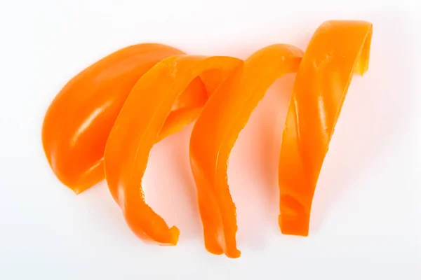 在白色背景上分离的橙甜椒片 — 图库照片