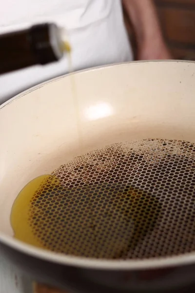 프라이팬에 올리브유를 Bolognese 시리즈 만들기 — 스톡 사진