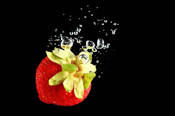 Strawberry Falla Vatten Svart Bakgrund — Stockfoto