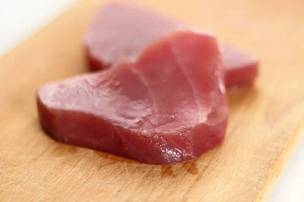 Surový Tuňák Steak Dřevěném Prkénku — Stock fotografie