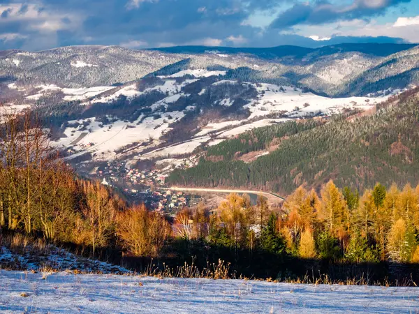 ピブニチュナ バレー ズドルイと冬の Jaworzyna Piwowarowka からの眺め ベスキディ山脈山 ポーランド — ストック写真