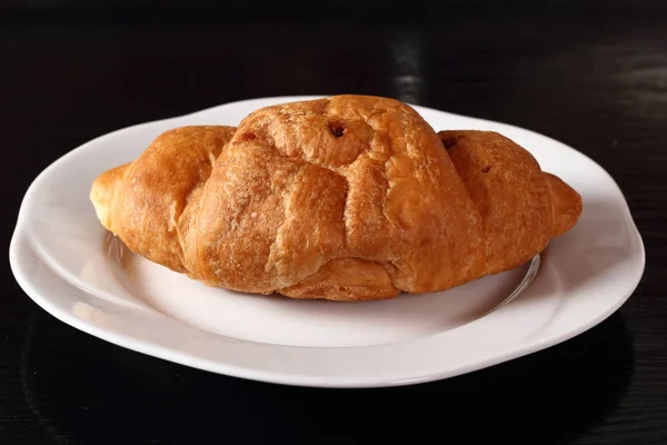 Croissant Com Preenchimento Placa — Fotografia de Stock