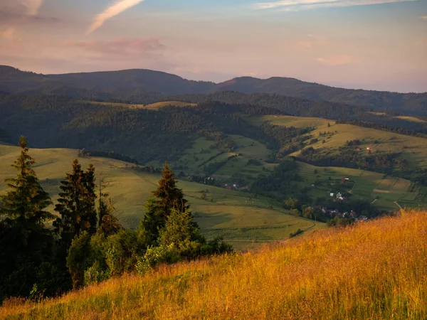 拉德齐乔瓦山脉 贝斯奇奇山在日落 从波兰皮尼尼州什茨瓦尼察附近的贾穆塔山看风景 — 图库照片
