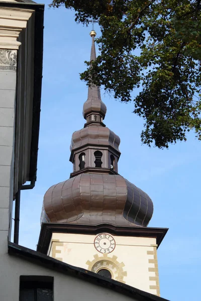 Χαμηλή Γωνία Θέα Του Παλιού Πύργου Κτιρίου Ρολόι Και Θόλο — Φωτογραφία Αρχείου
