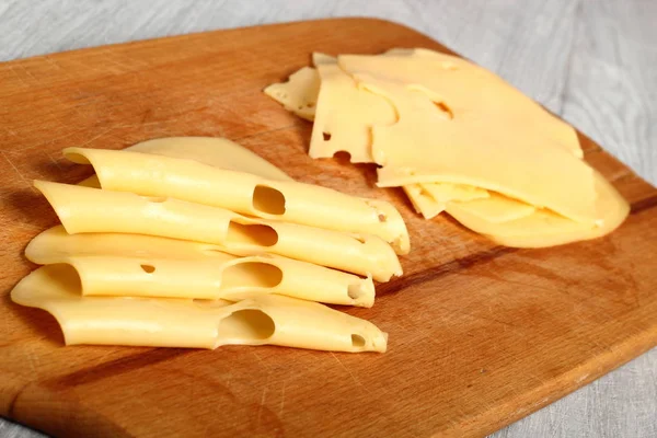 Rebanadas Queso Tabla Cortar Madera —  Fotos de Stock