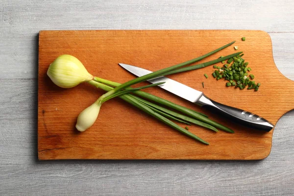 Spring Onions Chopping Board — Stock Photo, Image