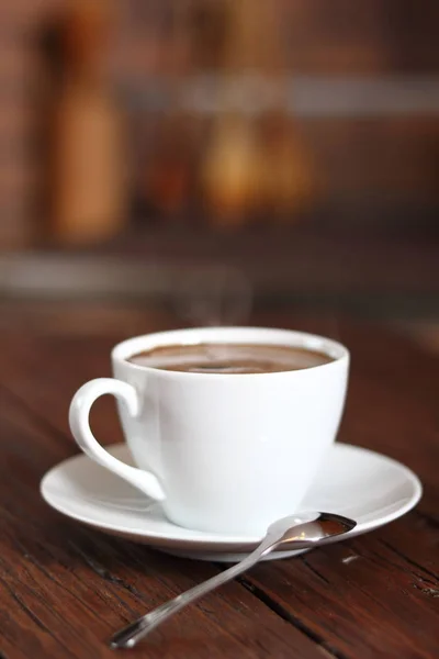 木の板のテーブルの上のコーヒー カップ — ストック写真