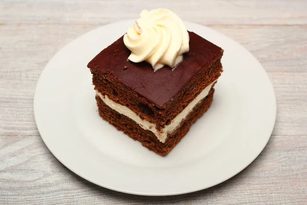 Kremalı Pasta Krema Ile Doldurulmuş Çikolatalı Pandispanya — Stok fotoğraf