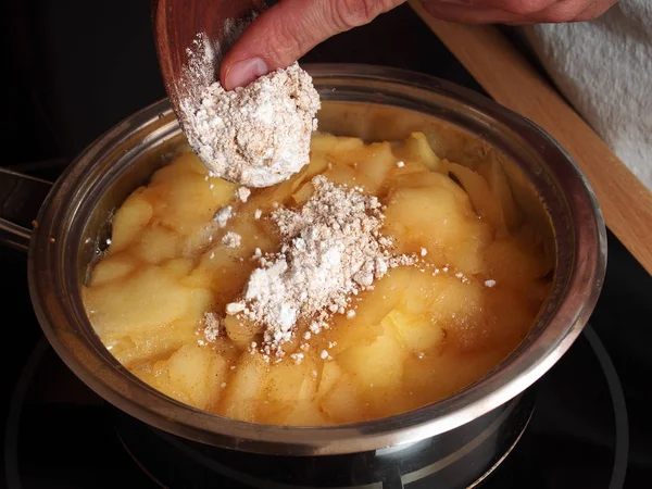 Voeg Kaneel Suiker Poedervorm Gekookte Appels Maken Van Apple Pie — Stockfoto