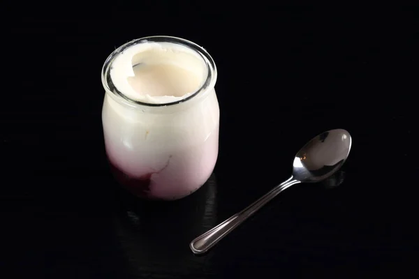 Jogurt Dżemem Otwartych Mały Słoik Łyżką Czarnym Tle — Zdjęcie stockowe