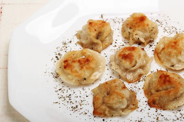 Portie Geroosterde Dumplings Geserveerd Wit Bord Close Shot — Stockfoto