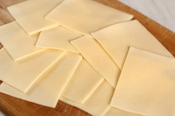 Rebanadas Queso Tabla Cortar Madera — Foto de Stock