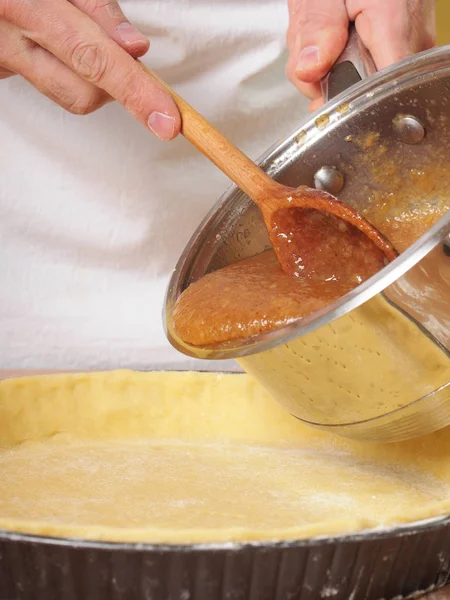 Despeje Recheio Maçã Caso Pastelaria Fazendo Apple Pie Tart Series — Fotografia de Stock