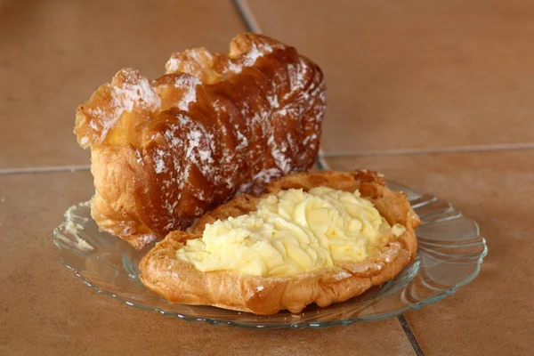 Eclair Filled Pastry Cream Custard Topped Icing Sugar — Stock Photo, Image