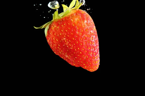 Strawberry Falla Vatten Svart Bakgrund — Stockfoto