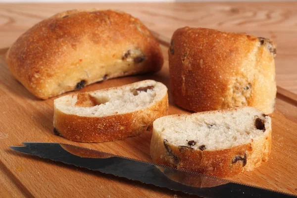 Ciabatta Mit Schwarzen Oliven Italienisches Weißbrot — Stockfoto