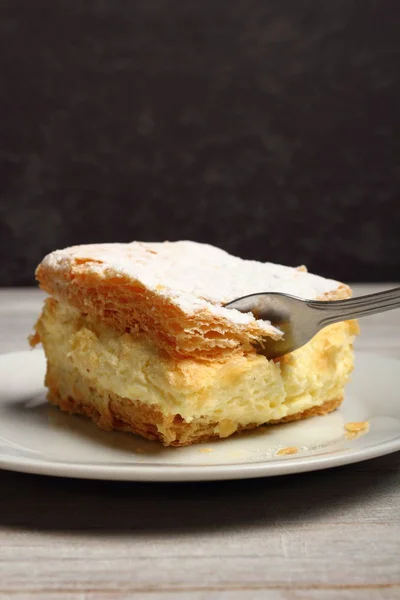 Ciasto Śmietankowe Dwie Warstwy Ciasta Francuskiego Wypełnione Bitą Śmietaną — Zdjęcie stockowe