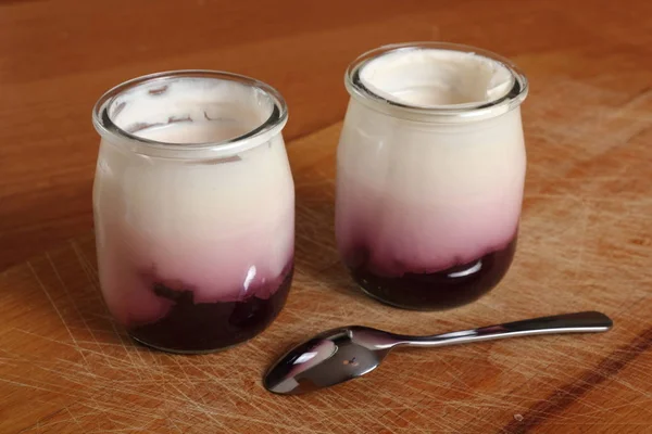 Yaourt Avec Confiture Dans Petit Bocal Verre Ouvert Avec Cuillère — Photo