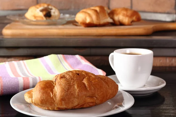 Croissant Xícara Café — Fotografia de Stock