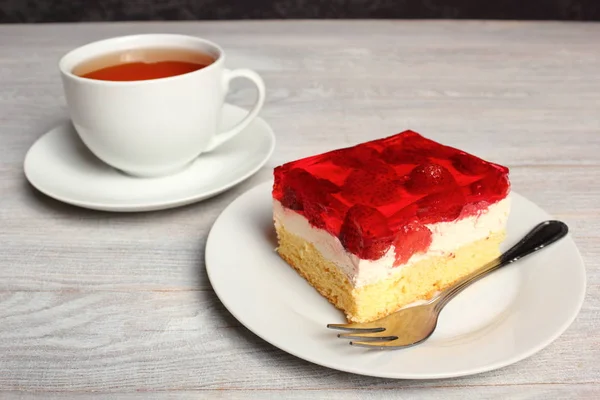 Ciasto Truskawkowe Galaretki Filiżanką Herbaty — Zdjęcie stockowe