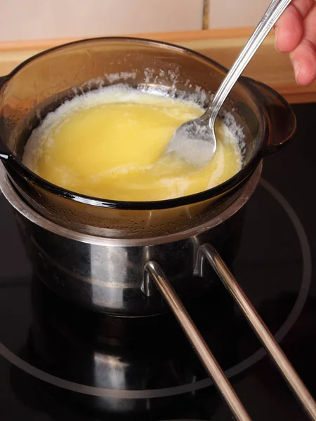 Derretir Mantequilla Hacer Pastel Capa Chocolate Con Relleno Queso Crema — Foto de Stock