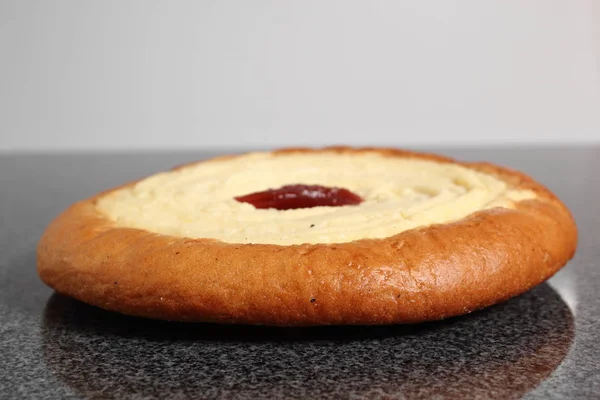 Sladký Roll Kvasnice Houska Sýrem Džemové Náplně Středu — Stock fotografie