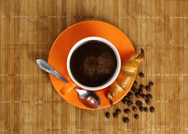 淹れたてのコーヒーとクロワッサン カップ — ストック写真