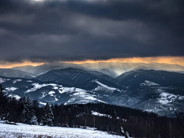 ベスキディ山脈山中冬の重い雲 Rytro 村の近くには マウント Makowica から表示します ポーランド — ストック写真