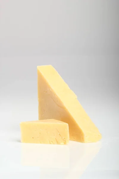 Cheddar Sajt Szürke Háttér — Stock Fotó