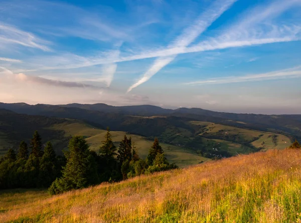 拉德齐乔瓦山脉 贝斯奇奇山在日落 从贾穆塔山 皮耶尼山 波兰的看法 — 图库照片