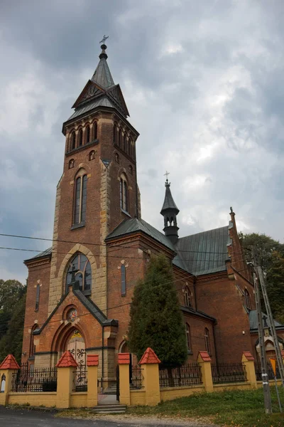 Visa Gamla Katolska Kyrkan Med Mulen Himmel — Stockfoto