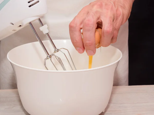 Разбиваю Яйцо Миску Печь Йогуртовый Пирог — стоковое фото