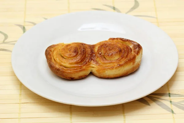 Piatto Bianco Con Due Panini Appena Sfornati — Foto Stock