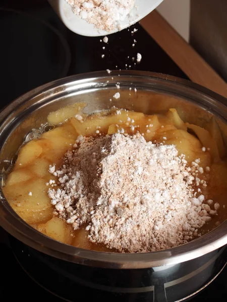 Añadir Canela Azúcar Polvo Las Manzanas Hervidas Hacer Tarta Pastel — Foto de Stock