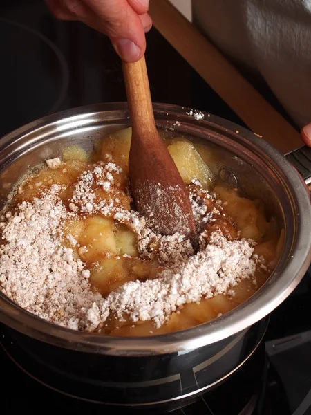 Añadir Canela Azúcar Polvo Las Manzanas Hervidas Hacer Tarta Pastel — Foto de Stock