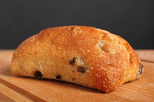 Ciabatta Com Azeitonas Pretas Pão Branco Italiano — Fotografia de Stock