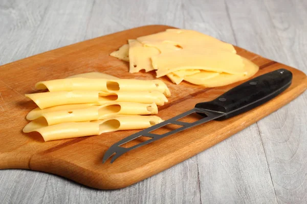 Rebanadas Queso Tabla Cortar Madera —  Fotos de Stock