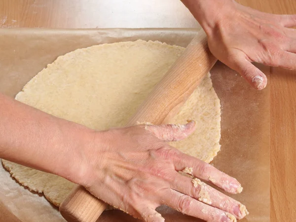 Rolling Gebak Ronden Het Maken Van Chocolade Layer Cake Met — Stockfoto