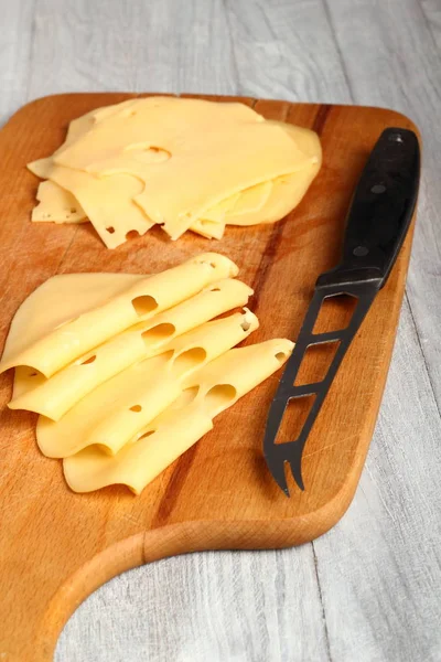 Rebanadas Queso Tabla Cortar Madera —  Fotos de Stock