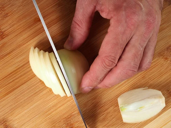 Zwiebeln schneiden. Füllungen machen. Zubereitung von Fleischklößen. — Stockbild Zwiebeln Schneiden Füllungen Machen Zubereitung Von Fleischklößen lizenzfreie Stockbilder