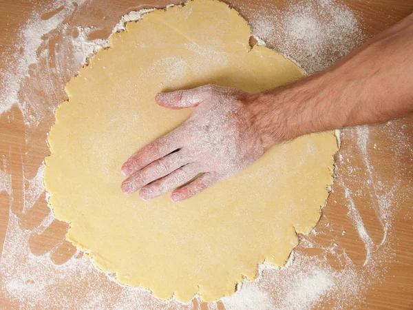 Hand Auf Ausgerollten Teig Rund Herstellung Von Apfelkuchen Tortenserie — Stockfoto