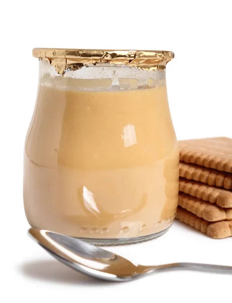 Молочный Пудинг Бутылках Печенье Изолированный Вырезкой Пути — стоковое фото