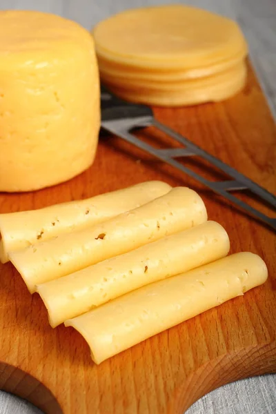 Rebanadas Queso Tabla Cortar Madera —  Fotos de Stock