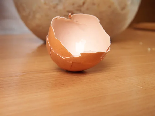 木桌表面的蛋壳 — 图库照片