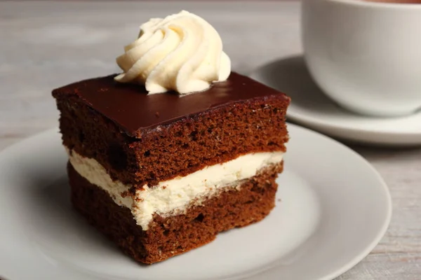 クリームのパイ ホイップ クリームとチョコレートのスポンジ ケーキがいっぱい — ストック写真