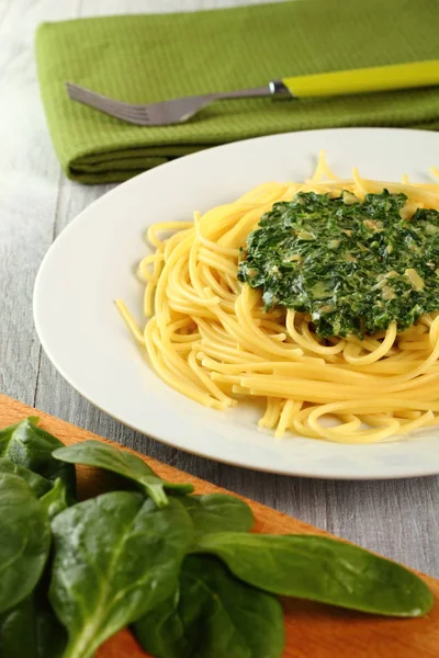 ほうれん草のおいしいパスタ — ストック写真